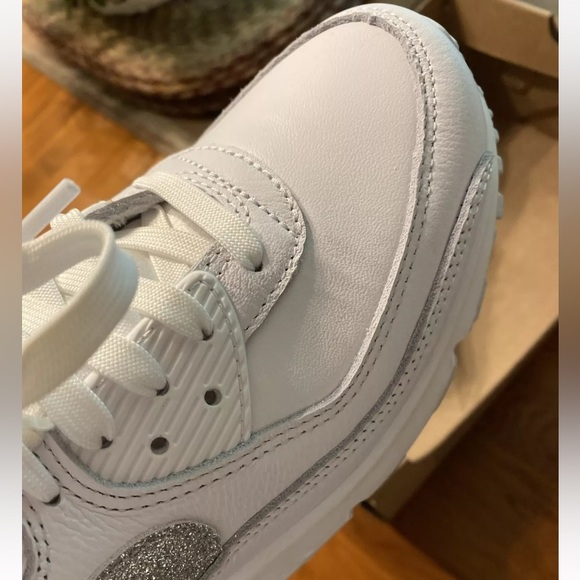Women’s Nike Air Max 90 SE white/metallic Silver Glitter 8.5 FJ4579-100 - Picture 4 of 7
